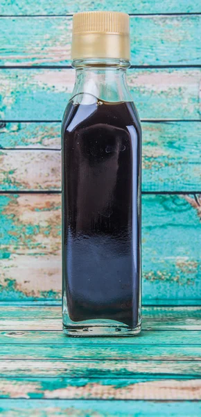 Una bottiglia di aceto balsamico — Foto Stock