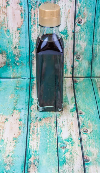 Une bouteille de vinaigre balsamique — Photo