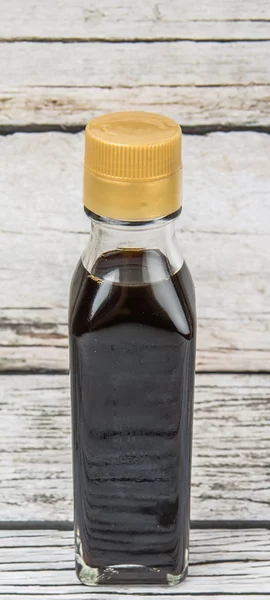 Una bottiglia di aceto balsamico — Foto Stock