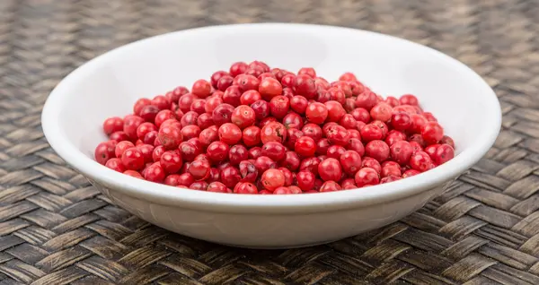 Peppercorn rosa en tazón blanco —  Fotos de Stock