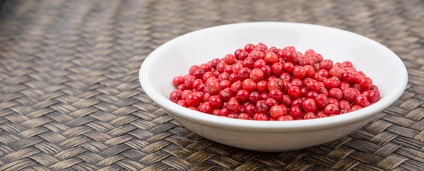 Peppercorn rosa en tazón blanco —  Fotos de Stock