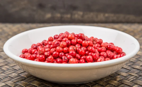 Peppercorn rosa en tazón blanco —  Fotos de Stock