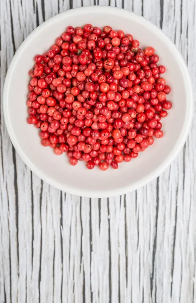 Peppercorn rosa en tazón blanco —  Fotos de Stock