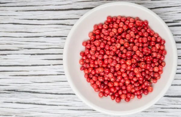 Peppercorn rosa en tazón blanco —  Fotos de Stock