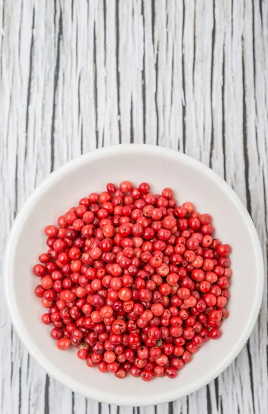 Peppercorn rosa en tazón blanco —  Fotos de Stock