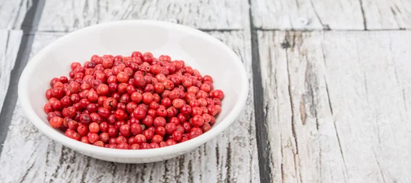 Peppercorn rosa en tazón blanco —  Fotos de Stock