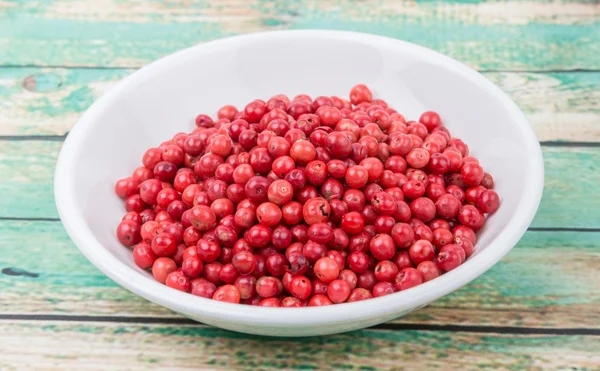 Peppercorn rosa en tazón blanco —  Fotos de Stock