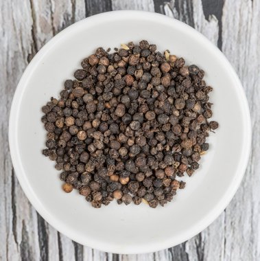 Siyah biber beyaz kase