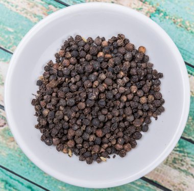 Siyah biber beyaz kase