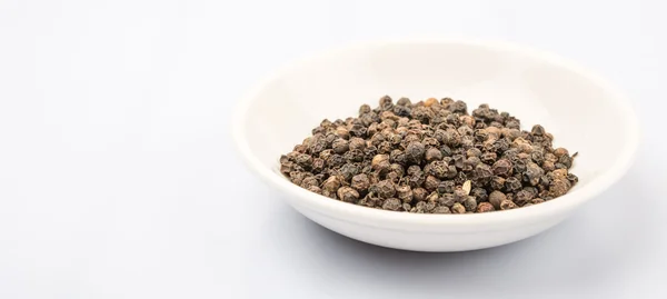 Peppercorn preto na tigela branca — Fotografia de Stock