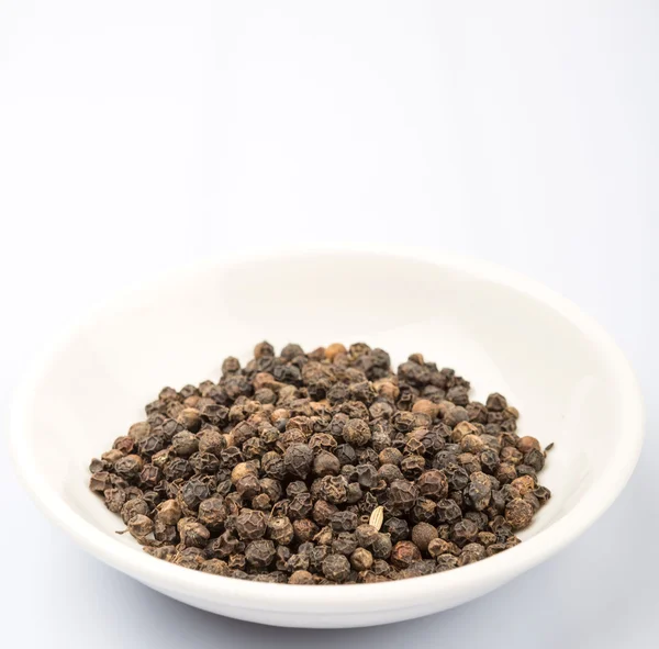 Peppercorn preto na tigela branca — Fotografia de Stock