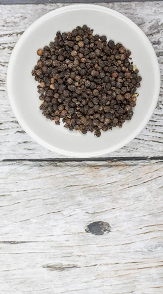 Zwarte Peppercorn In witte kom — Stockfoto