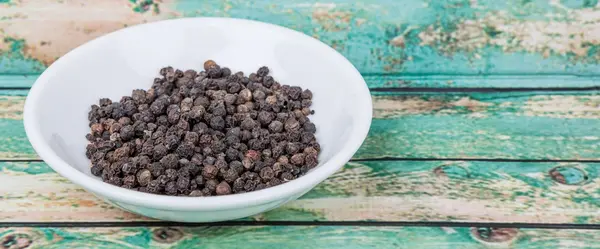 Peppercorn preto na tigela branca — Fotografia de Stock