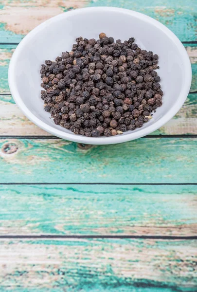 Peppercorn preto na tigela branca — Fotografia de Stock