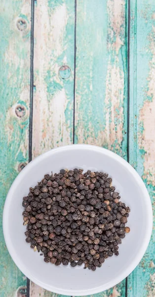 Peppercorn preto na tigela branca — Fotografia de Stock