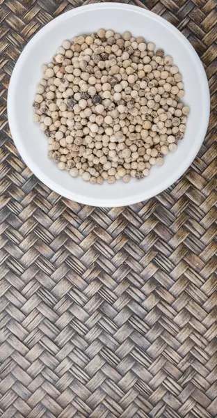 Maïs poivré blanc dans un bol blanc — Photo