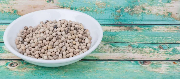 Peppercorn branco na tigela branca — Fotografia de Stock