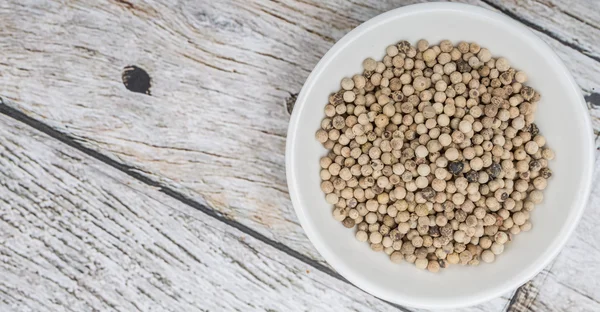 Peppercorn blanco en tazón blanco — Foto de Stock