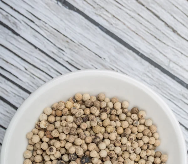 Peppercorn blanco en tazón blanco — Foto de Stock