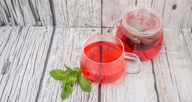 Ebegümeci çayı ve nane yaprakları