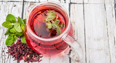 Ebegümeci çayı ve nane yaprakları