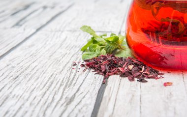 Ebegümeci çayı ve nane yaprakları