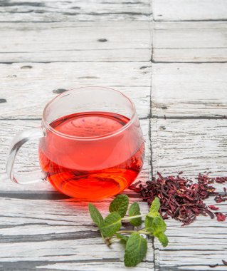 Ebegümeci çayı ve nane yaprakları