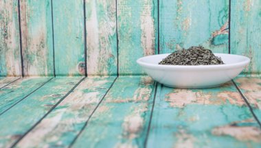 Kurutulmuş fesleğen yaprakları otlar