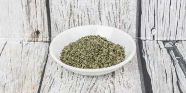 Kurutulmuş fesleğen yaprakları otlar