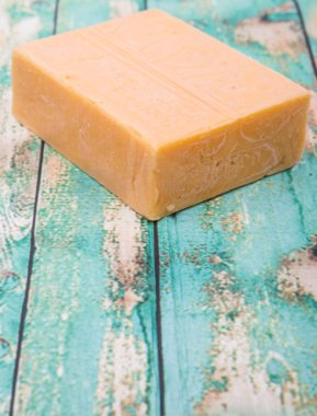 Çedar peyniri bir blok