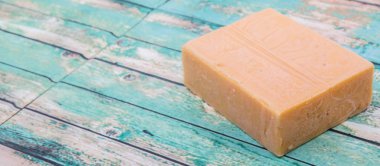 Çedar peyniri bir blok