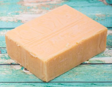 Çedar peyniri bir blok