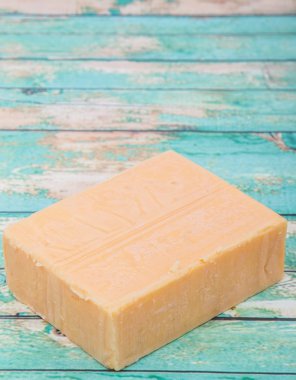 Çedar peyniri bir blok