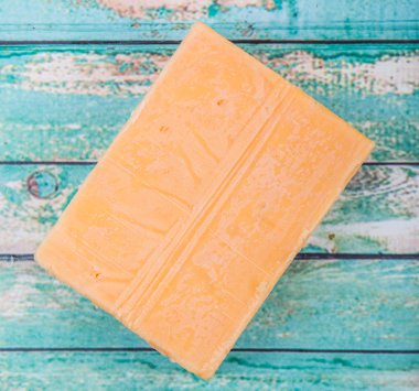 Çedar peyniri bir blok