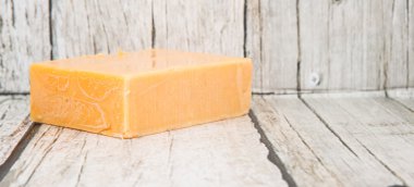 Çedar peyniri bir blok