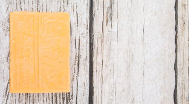 Çedar peyniri bir blok