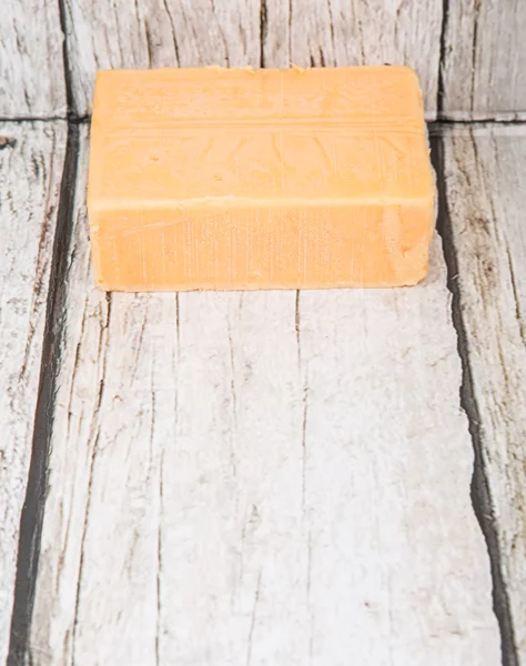 Un bloc de fromage cheddar — Photo