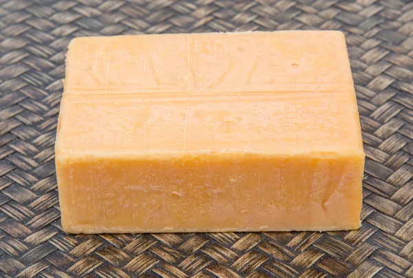Un blocco di formaggio Cheddar — Foto Stock