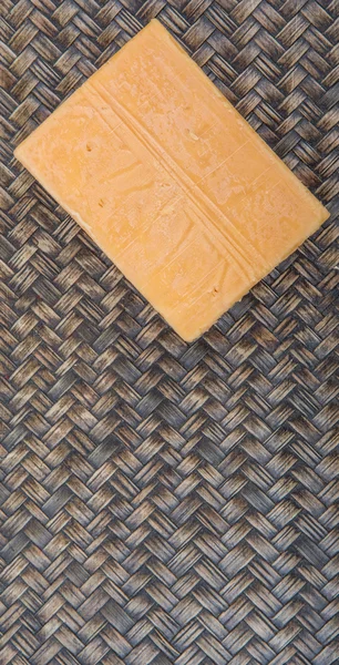 Un blocco di formaggio Cheddar — Foto Stock