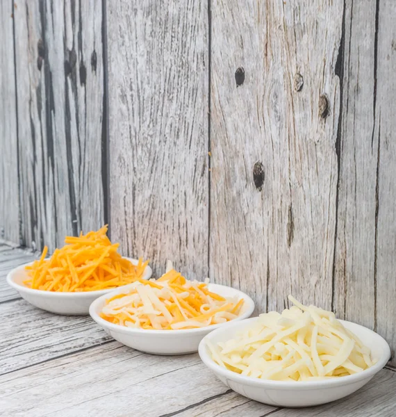 Mozzarella ralado e queijo Cheddar — Fotografia de Stock