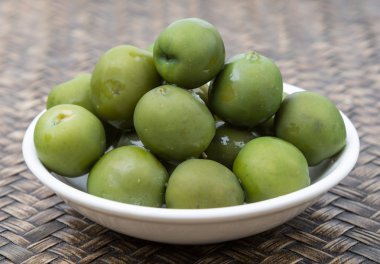 Turşu yeşil zeytin