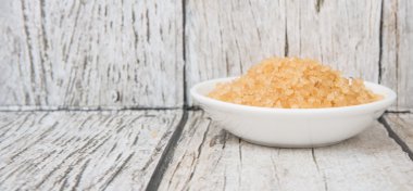 Kahverengi şeker beyaz kasede