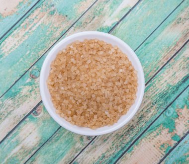 Kahverengi şeker beyaz kasede