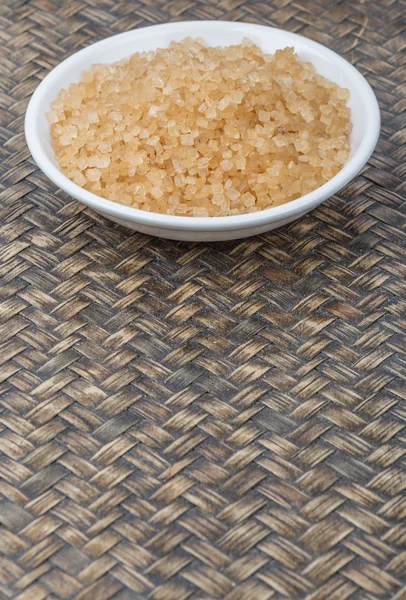 Коричневый сахар в белой миске на деревянном фоне — стоковое фото
