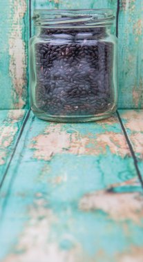 Bir kavanoz içinde siyah darı