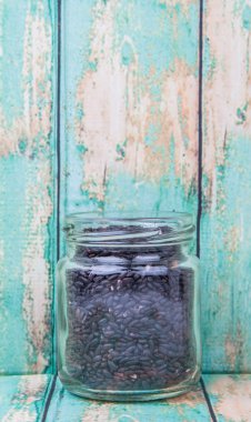 Bir kavanoz içinde siyah darı