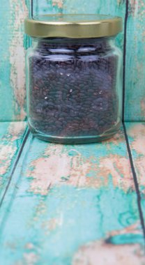 Bir kavanoz içinde siyah darı