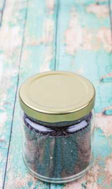 Bir kavanoz içinde siyah darı