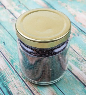 Bir kavanoz içinde siyah darı