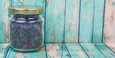 Bir kavanoz içinde siyah darı